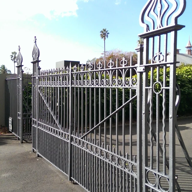 Murobond Bridge Paint in the colour 'Titanium' was specified on the perimeter fence of the Sydney Botanic Gardens.
High weather resistance and a beautiful metalic look.